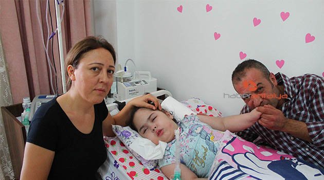 Kızlarının ölümünü beklerken okul kaydı geldi