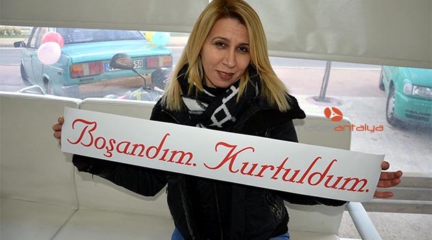 Kocasından boşandı, lokma dağıtıp kutlama yaptı