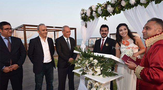 Komiser çiftin mutlu günü