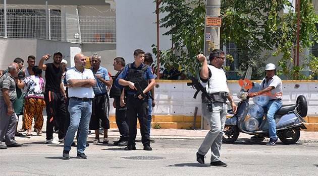 Komşuların taşlı, sopalı 'dedikodu' kavgası