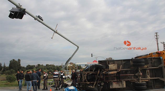 Kontrolden çıkıp devrilen kamyon, trafik lambalarına çarparak durabildi: 1 yaralı