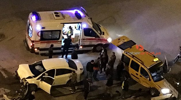 Kontrolsüz kavşakta kaza: 2 yaralı
