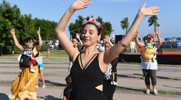 Konyaaltı’nda anneler, bebekleriyle dans ettiler