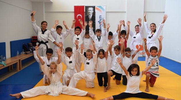 Konyaaltı’nda kız çocuklarına taekwondo teknikleri