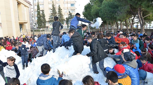 KONYAALTI’NDA OKUL BAHÇESİNDE KAR HEYECANI