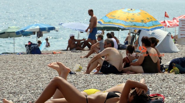 Konyaaltı Sahili, bayram sonrası da dolu