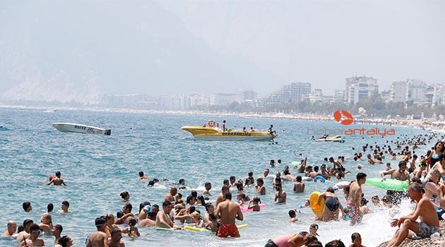 Konyaaltı Sahili doldu, taştı