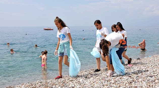 Konyaaltı sahili ve deniz dibinde temizlik