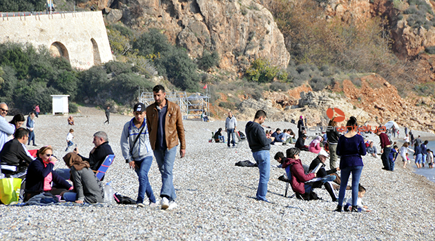 Konyaaltı sahilinde güneş bereketi