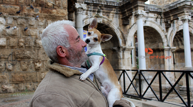 Köpeğini omzunda gezdiriyor