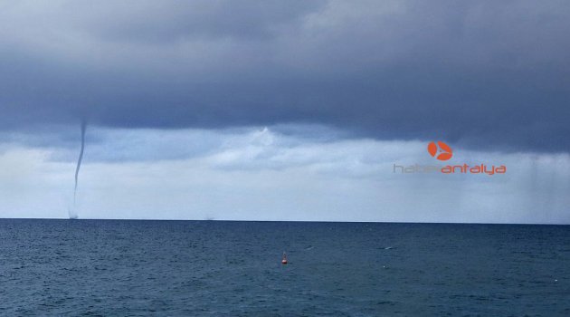 Korku dolu anlar: Alanya’da aynı anda 2 hortum!
