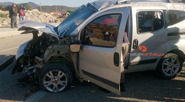 KORKUTELİ'DE TAKLA ATAN ARAÇTA 1 ÖLÜ, 5 YARALI