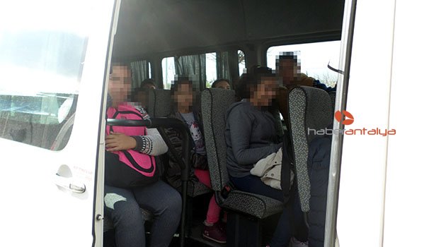 Korsan servisle öğrenci taşırken alkollü yakalandı
