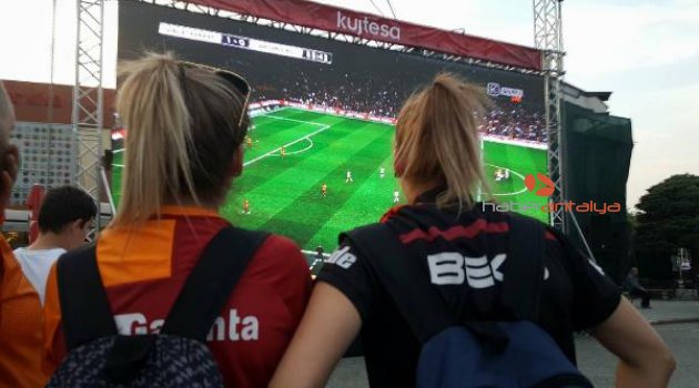 Kosova'da derbi için dev ekran kuruldu