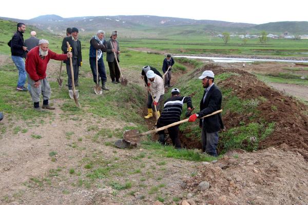 Köylüler, 5 Kilometrelik Su Kanalını Kendileri Açıyor