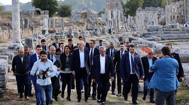  Kültür ve Turizm Bakanı Kurtulmuş: “Perge antik kentini dünyaya açmalıyız”