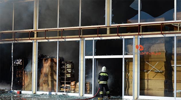 Kumluca'da iş yeri yangını