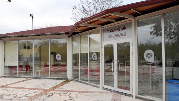 KÜTÜPHANEDE TİYATRO VAR