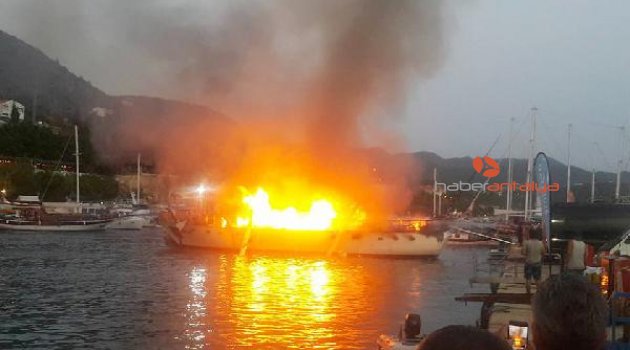 Limanda demirli lüks tekne yanarak kül oldu