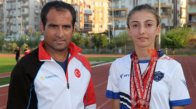 Lise öğrencisi Bedriye şampiyonluklara koşuyor