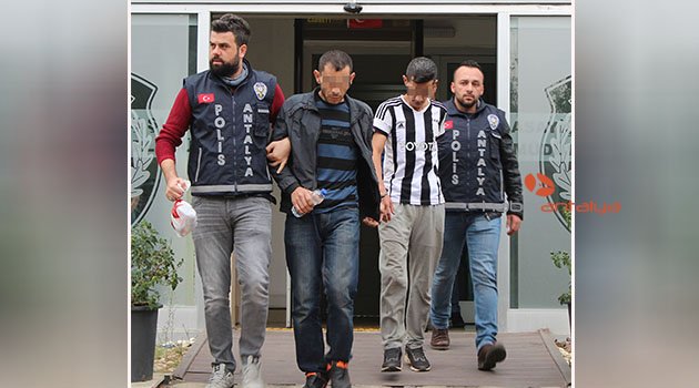 Lise öğrencisinin telefonunu gasp eden iki zanlı yakalandı