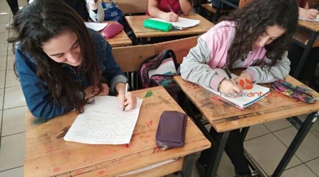 Liselilerden Mehmetçiğe el örgüsü boyunluk