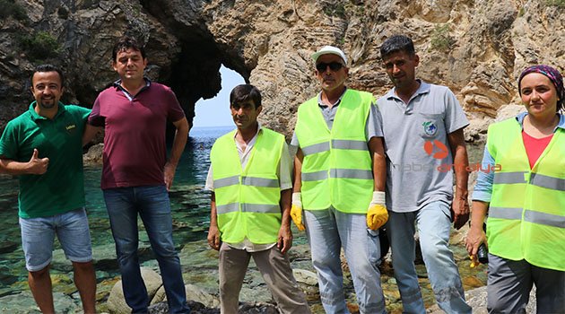 Litvanyalı turist kafilesi belediye işçileriyle çöp topladı