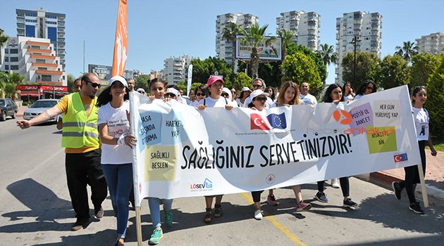 LÖSEV YÜRÜYÜŞLE KANSERE DİKKAT ÇEKTİ