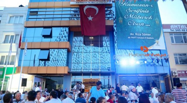 AK PARTİLİLER İFTARDA BULUŞTU