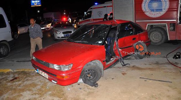 MİNİBÜSLE OTOMOBİL ÇARPIŞTI 7 YARALI