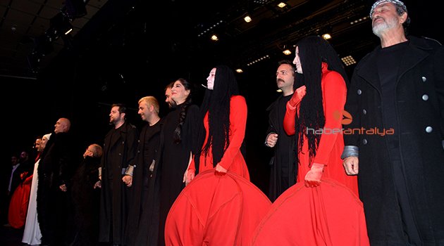 'MACBETH'E ALKIŞ YAĞMURU