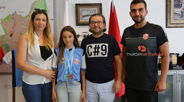 Madalyalı yüzücüden Ünlüoğlu'na teşekkür