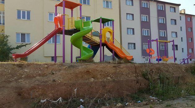 Mahalleliyi endişelendiren kaydırak: Ucu boşluğa gidiyor
