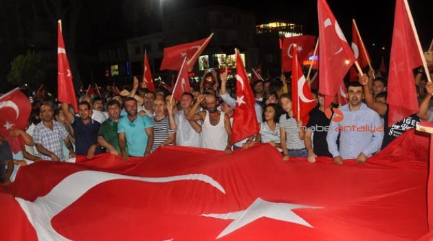 MANAVGAT DEMOKRASİ YÜRÜYÜŞÜ YAPTI