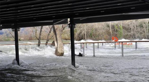 Manavgat Şelalesi taştı, iş yerleri su altında kaldı