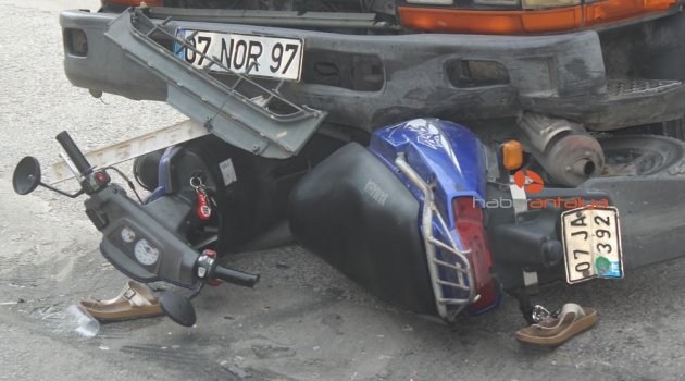 Manavgat’ta motosiklet kamyonetin altında kaldı: 2 yaralı