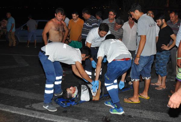 MANAVGAT'TA OTOMOBİL MOTOSİKLETE ÇARPTI: 3 YARALI