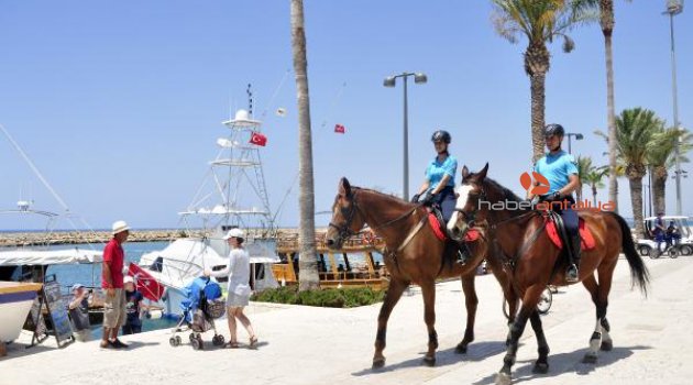 Manavgat'ta atlı jandarma timi görev başında