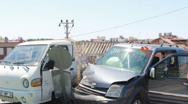 Manavgat'ta kontrolsüz kavşakta kaza: 1 yaralı
