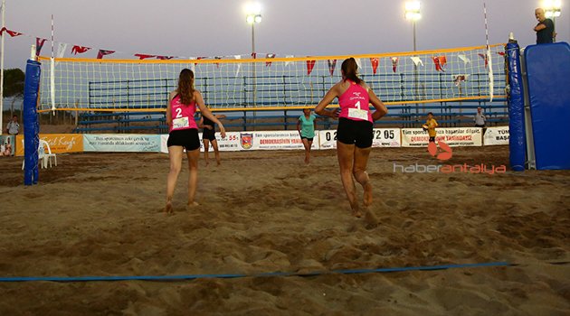 MANAVGAT'TA PLAJ VOLEYBOLU TURNUVASI BAŞLADI