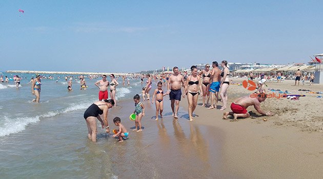Manavgat'ta tatilciler sahilleri doldurdu