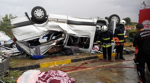 Manavgat&#039;ta tur minibüsü devrildi: 3 ölü, 11 yaralı