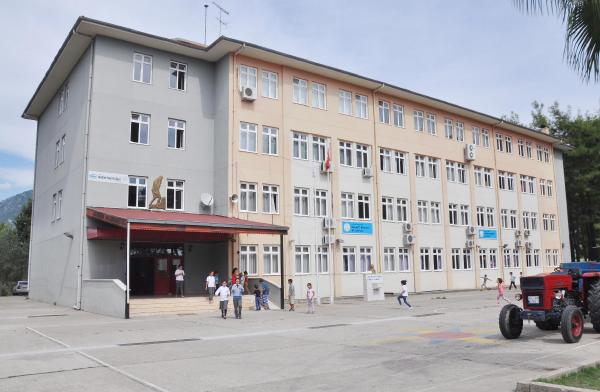 MANAVGAT'TA VELİLERİN OKUL TEPKİSİ