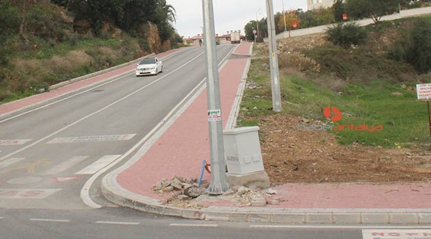 Manavgat'ta yaya geçidine kapalı kaldırımlar