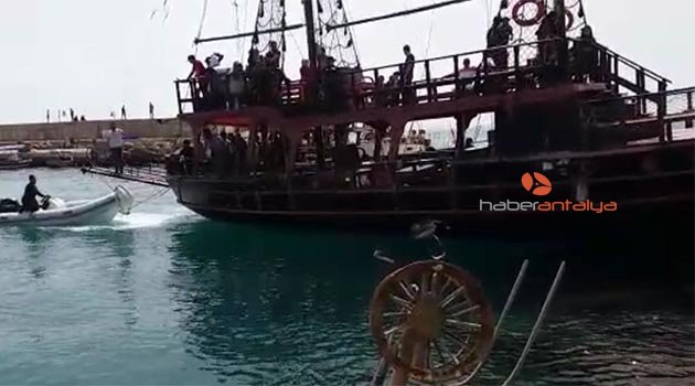 Manevra yapan tur teknesi kayalıklara çarptı