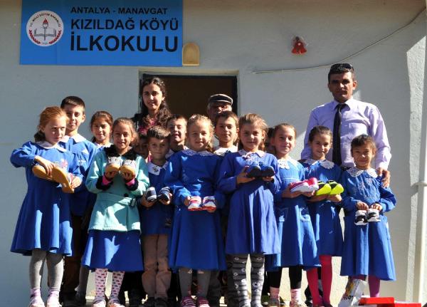 MATSO'DAN ÖĞRENCİLERE AYAKKABI YARDIMI