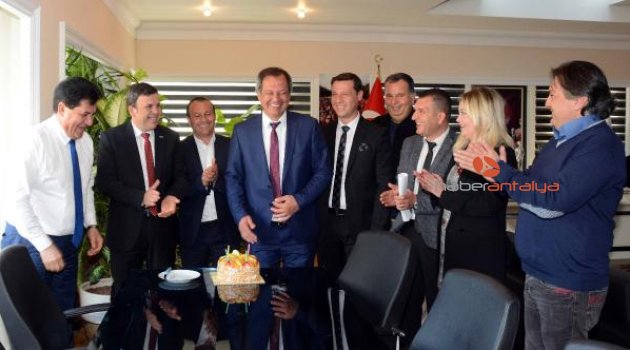 Meclis üyelerine doğum günü sürprizi