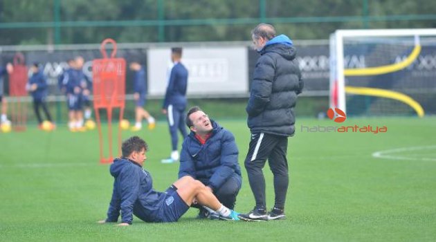 Medipol Başakşehir'de Emre Belözoğlu antrenmanı yarıda bıraktı