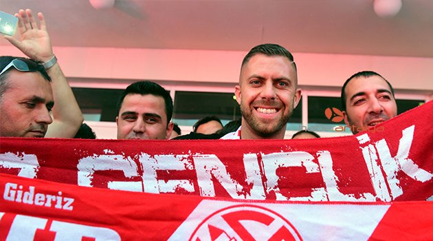 MENEZ'E COŞKULU KARŞILAMA