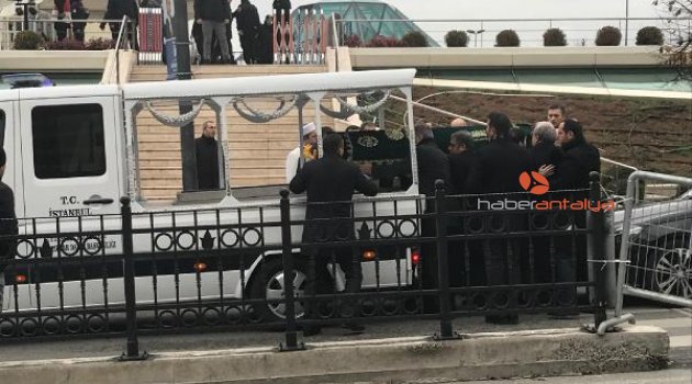 Mesut Yılmaz oğlunun tabutuna omuz verdi